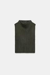 Top de punto acanalado color verde militar, con cuello alto y sin mangas.