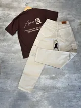 Remera marrón con estampa en la espalda con la palabra "Antwerp" y otros textos en color crema.