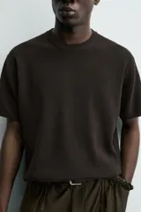 Camiseta de punto de algodón con textura perlada, corte regular fit, cuello redondo y manga corta con terminaciones en rib.