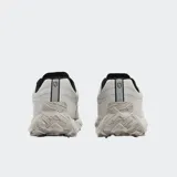Championes de trail running Norda modelo 002, color gris claro con detalles en negro. Confeccionados con fibra Dyneema® sin costuras, cuentan con entresuela Norda® x Vibram® SLE y suela Formation con tecnología Litebase® y caucho Megagrip®.