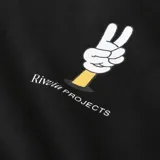 Buzo negro de corte clásico con cuello redondo y puños y cintura acanalados. Estampado pequeño en el pecho de una mano haciendo el signo de la paz.