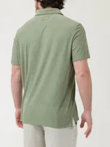 Chomba RKF modelo Trento de color verde melange, con cuello polo, cartera de tres botones y un bolsillo aplicado en el pecho.