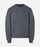 Buzo de cuello redondo y mangas largas con corte oversized. Confeccionado en tejido scuba de estructura firme, presenta un recorte horizontal en el frente que aporta un detalle contemporáneo y minimalista.