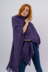 Ruana violeta tejida artesanalmente en telar manual con hilado mecha. Textura rústica y fina. Super liviana.