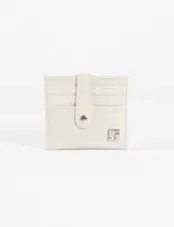 Tarjetero de cuero vegano con acabado brillante, cierre con solapa y broche a presión. Cuenta con ranuras para tarjetas y detalle de logo metálico en la parte frontal.