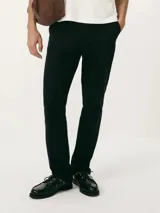 Pantalón estilo chino de corte recto en color negro, con cierre de botón y cremallera frontal.