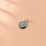 Medalla circular de plata 925 con diseño personalizable grabado con datos de nacimiento.