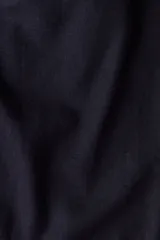 Pantalón de corte relajado confeccionado en una mezcla de lino y viscosa. Presenta cintura elástica con cordón de ajuste, bolsillos laterales al bies y un bolsillo trasero insertado.