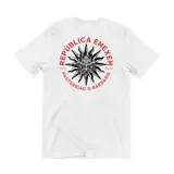 Remera de algodón con diseño gráfico estampado en la espalda que presenta un sol con rasgos demoníacos y la inscripción República Emexem Austeridad o Barbarie.