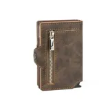Billetera compacta de cuero sintético color marrón con doble compartimento de aluminio para tarjetas y bolsillo exterior con cierre metálico.