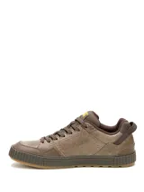 Championes Cat modelo Axiom, de estilo urbano en color marrón con acabado desgastado. Presentan diseño de cordones, suela de goma texturizada y logo de la marca en el lateral y la lengüeta.