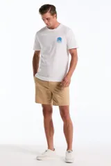 Bermuda de twill de algodón color beige, de corte recto y clásico, con bolsillos laterales y trabillas para cinturón.