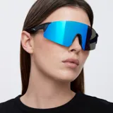 Lentes de sol deportivos unisex, marca Meller, modelo Dua. Montura negra sin borde inferior y lente espejada azul. Protección UV400.