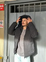 Campera puffer negra con capucha forrada en corderito.