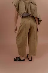 Pantalón de denim corte balón, color azul claro, con bolsillos frontales y diseño amplio en las piernas.