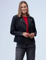 Campera de eco cuero negra, marca Baccini, con cuello con solapa y aplique de tachas. Abertura con cierre metálico cruzado, bolsillos y puños con cierre metálico y forro a tono.