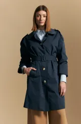 Trench azul marino de corte clásico con cuello amplio, botones frontales grandes en color beige, y detalles en los hombros.