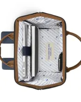 Mochila urbana Cabaia modelo Adventurer Chicago, color azul marino con detalles en cuero sintético marrón. Cuenta con un compartimento principal con cierre, un bolsillo frontal con cierre, asas superiores y base reforzada.