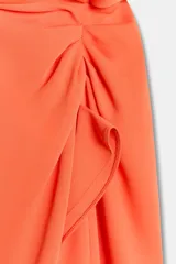 Vestido midi color naranja de la colección ZW de Zara, con cuello redondo, manga corta y detalle de tejido drapeado con volados en el delantero. Cuenta con cierre en la espalda con abertura y botón.