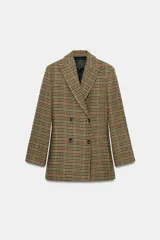 Blazer de corte entallado con estampado de cuadros, cuello solapa y cierre frontal cruzado con botones. Presenta mangas largas con detalle de abertura y botones en los puños, y forro interior a contraste.
