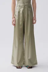 Pantalón sastrero verde oliva de tafeta metalizada, tiro alto y pierna ancha.