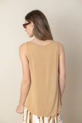 Blusa italiana sin mangas color dorado, con frente de satén y espalda de algodón.
