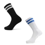 Pack de dos pares de medias deportivas de caña media, una en color negro con rayas blancas y otra en color blanco con rayas azules, confeccionadas en tejido de punto acanalado.