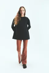 Pantalón de tiro alto confeccionado en ecocuero con textura de efecto croco. Presenta un corte semi oxford con un recorte horizontal sobre la rodilla y cierre invisible en el lateral.