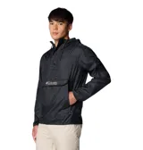 Campera cortaviento tipo canguro Columbia, color negro, con capucha ajustable, cierre frontal de media cremallera, bolsillo central grande con solapa y bolsillo adicional en la manga. Cuenta con tecnología Omni-Shield que repele la humedad, puños y dobladillo elásticos.
