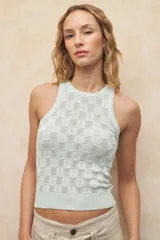 Top tramado color beige, sin mangas y ceñido al cuerpo.