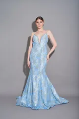 Vestido largo de fiesta celeste con encaje floral dorado, escote en V profundo y breteles finos con detalles de pedrería.