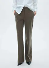 Pantalon de vestir de tiro medio con diseño de corte flare o campana. Cuenta con dos bolsillos laterales, dos bolsillos de ribete en la parte posterior, trabillas para cinturón y cierre oculto de botón, gancho y cremallera.