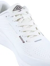 Championes deportivos Umbro modelo Void, color negro con detalles en gris oscuro. Presentan una estructura de malla transpirable, suela robusta con amortiguación y el logo de la marca en el lateral y la lengüeta.