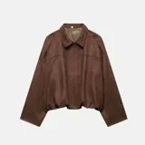 Chaqueta tipo bomber de efecto gamuza en color marrón, con cuello clásico, mangas anchas y ruedo elástico que genera un efecto fruncido.