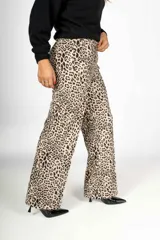 Pantalón largo de vestir con estampado animal print en tonos beige y negro. Corte recto, tiro alto y bolsillos laterales.