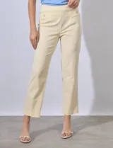 Pantalón de vestir color crema con finas rayas verticales en amarillo pálido. Tiene bolsillos simulados en la parte delantera y corte recto.