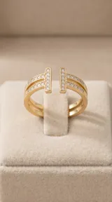 Anillo abierto de acero con baño de oro, decorado con pequeñas circonias incrustadas en toda su superficie.