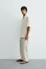 Pantalón relaxed fit de lino color negro, con cintura elástica ajustable con cordón y bolsillos frontales.
