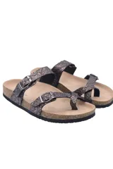 Sandalia tipo birkenstock de mujer, color marrón oscuro con textura de piel de serpiente metalizada. Cuenta con dos tiras ajustables con hebillas metálicas y una tira central que separa el dedo gordo. La base es de corcho y la suela de EVA.