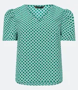 Blusa de crepé con estampado geométrico floral en color verde y blanco. Presenta escote en V y mangas cortas abullonadas con pliegues en la sisa.