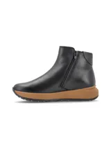 Bota corta de cuero negro con cierre lateral y suela de plataforma color tostado.