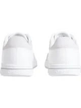 Zapatillas de corte bajo Calvin Klein, confeccionadas en piel blanca con suela de goma plana y cierre de cordones.