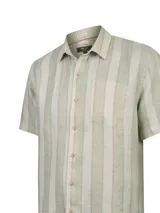 Camisa de manga corta RKF, color verde militar con diseño de rayas verticales en tonos claros, cuello camisero, cierre frontal de botones y un bolsillo aplicado en el pecho.