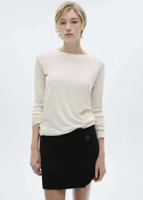 Buzo de tejido de punto fino con cuello redondo y manga larga, de diseño recto y corte clásico.