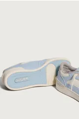 Zapatillas urbanas Hoff modelo Pixel, color celeste y blanco, con ajuste de cordones y tira de velcro con el logo de la marca.