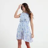 Vestido corto negro con estampado floral blanco, corte evasé, escote redondo y volados en los hombros.