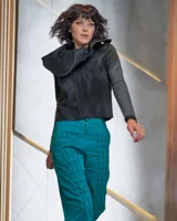 Buzo negro de lana merino afieltrada con cuello grande que puede ser usado de varias maneras.