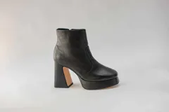 Botines negros de cuero con plataforma y tacón cuadrado. Cierre con cremallera lateral.