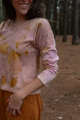 Remera rosa de manga larga con escote en V y estampado botánico.