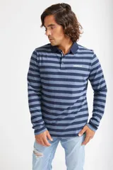 Polo de manga larga Mistral con diseño de rayas horizontales en tonos azules, cuello clásico y cierre frontal con botones.